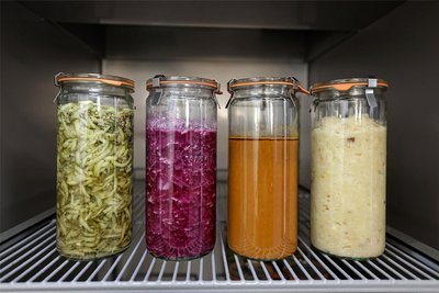 Beilagen von eingelegten Gurken über Rotkraut und Currysoße bis zu Sauerkraut (von links) sollen auch in Zukunft selbst gemacht werden.