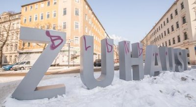 Der Zuhause-Schriftzug mitten auf der Kreuzung Brühl/Elisenstraße.