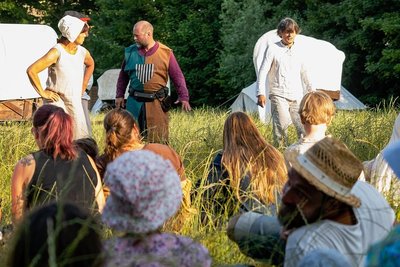 Wohltuend bei über 35 Grad: Für das Theaterstück ging es in Marbach am besonders heißen Mittwoch in den Schatten.
