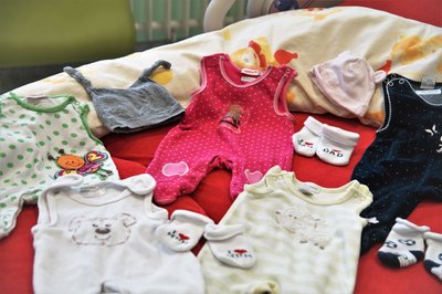 Strampler, Mützen und Socken bietet der Geburtensaal des Klinikum Mittweida an.