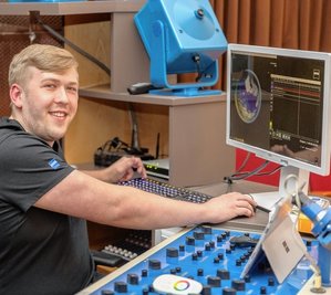 Zeiss-Spezialist Kevin Vonderlind installiert im Planetarium Rodewisch die Fulldome-Software "Uniview". Damit wird die virtuelle Reise zu Planeten, Monden, in Galaxien und zu Satelliten erlebbar.