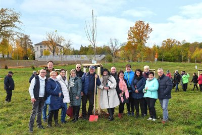Sie haben von 1973 bis 1983 an der Friedrich-Engels-Schule gelernt. 15 Frauen und Männer legten das Geld für die Winterlinde zusammen.