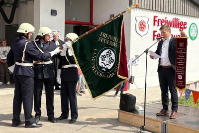 Feierliche Einweihung des neuen Gerätehauses mit Penigs Bürgermeister André Wolf.