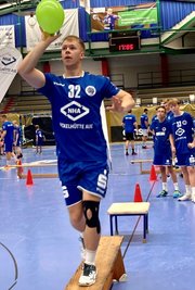 Handball-Talent Robin Fischer machte beim Luftballon-Balance-Akt eine gute Figur. 