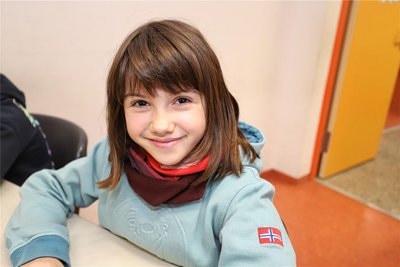 Anna von der Grundschule „Carl Böhme“ in Freiberg lernt in den Winterferien Skifahren.