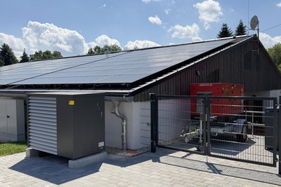 Das Gerätehaus ist mit moderner Technik ausgestattet, verfügt über PV-Anlage, Wärmepumpe und Stromaggregat.
