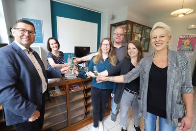Holger Scheich (l.) freut sich mit dem Team des Tivoli Freiberg über den neuen Ticketservice.