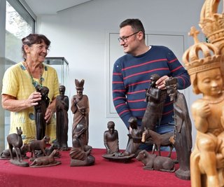 Silke Lohse von der Daetz-Stiftung und Alexander Illing, Chef des Vereins Werkstatt Zukunft Lichtenstein, bereiten in Heinrichsorts Kirchgemeindehaus eine Weihnachtsausstellung als Fensterschau vor. 
