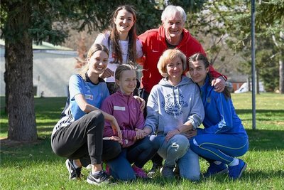 Kein Familienfoto, aber eine gute Mischung: Sophie Freund, Nachwuchstrainerin beim LAC, Vira Sinei, Olha Sinei, Mariia Sinei (vorn von links), Dreispringerin Maria Purtsa und Trainer Harry Marusch (hinten von links) beim Gruppenfoto im Chemnitzer Sportforum. 