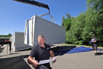 Logistik-Chef Marcel Viertel koordiniert die Arbeiten. Er ist dafür zuständig, dass am Ende alles dort steht, wo es hingehört – vom Kassenhäuschen bis zum Müllkübel.