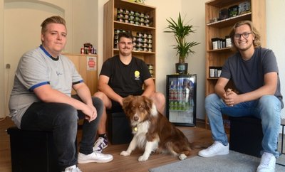 Die Start-Up-Gründer David Krüger, Felix Tautenhahn und Lenny Roth (von links) bieten an der Bebelstraße 2 ein buntes Sortiment für Rauchgenuss der speziellen Art wie Hanfprodukte und Shisha-Tabak an.