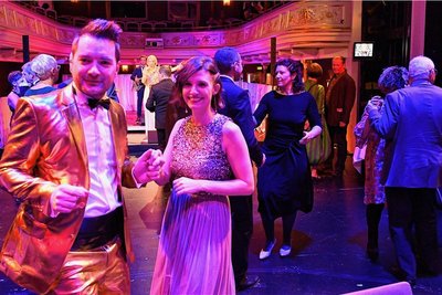 Beim Bühnenball in Freiberg hatten Tim Gernitz von den Notendealern und Linda Drescher viel Spaß. Zu fortgeschrittener Stunde legte der Sänger, begleitet von der Big Band, mit "Sex Bomb", spontan einen Auftritt in der Nikolaikirche hin. 