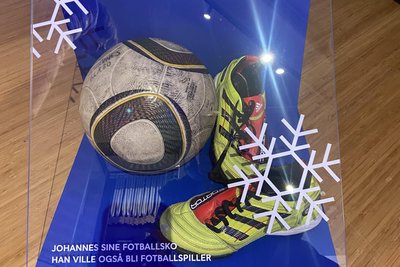 Im mobilen Skimuseum in Trondheim sind auch die Fußballschuhe von Langlaufstar Johannes Hösflot Kläbo zu sehen.