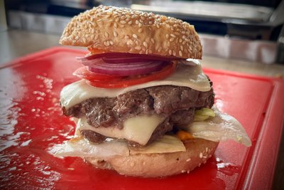 So sieht ein Wagyu- Burger vom Hof in Erlau aus, den es auch zum Altstadtfest in Mittweida gibt.