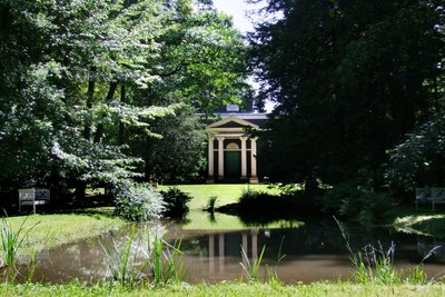 Eingebettet in viel natürliches Grün, gehört das klassizistische Badehaus zu den markantesten Bauwerken des Grünfelder Parks.