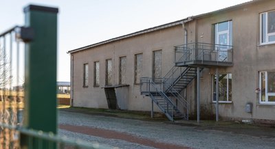 Die Fassade wirkt trist und dreckig. Im Inneren hat die Oberhainer Turnhalle ebenfalls schon bessere Tage gesehen. Nun wird die Sportstätte nicht nur saniert, sondern an das Gebäude wird auch angebaut. 