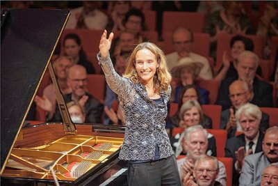 Die Pianistin Hélène Grimaud wurde vom Dresdner Publikum frenetisch gefeiert.
