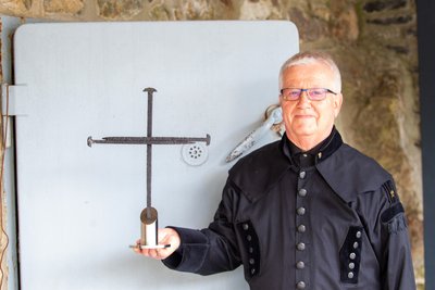Ein zweites Nagelkreuz wurde an den Vogtländischen Bergknappenverein zu Plauen übergeben, im Bild Gert Müller, oberster Bergknappe, mit dem Wandernagelkreuz, das im Luftschutzmuseum an der Syrastraße aufgestellt wird.