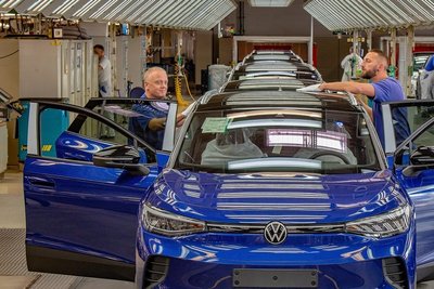 Die Endkontrolle im Lichttunnel von VW Sachsen in Zwickau: Auf das Elektromodell ID.4 müssen Kunden rund neun Monate warten. 
