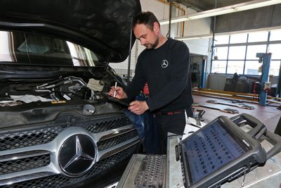 Sebastian Schälzky ist in der Werkstatt am Standort Crimmitschau als Kfz-Mechatroniker tätig.