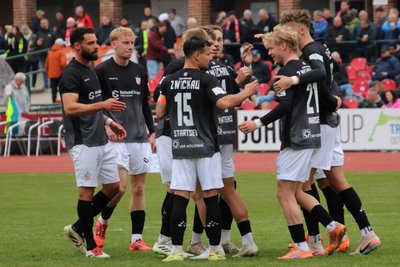 Jubel beim FSV Zwickau: Der Fußball-Regionalligist hat am Sonntag sein Auswärtsspiel in Greifswald 2:1 gewonnen.