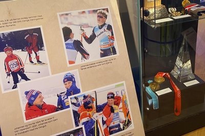 Ebenso im Skimuseum sieht man Fotos aus Kindheitstagen und Trophäen des Langlaufstars.