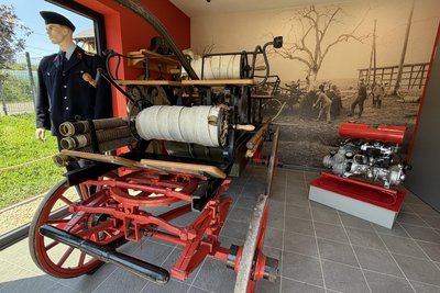Eine kleine Ausstellung im Gerätehaus zeigt alte Feuerwehrtechnik.