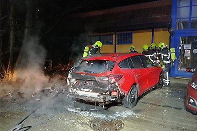 An der Zwickauer Straße brannte neben Mülltonnen auch ein Auto. 