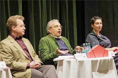 Haben am Donnerstag die Höhepunkte der neuen Spielzeit im Eduard-von-Winterstein-Theater in Annaberg-Buchholz vorgestellt: Generalmusikdirektor und Chefdirigent Jens Georg Bachmann, Intendant Moritz Gogg und Oberspielleiterin Jasmin Sarah Zamani (von links).