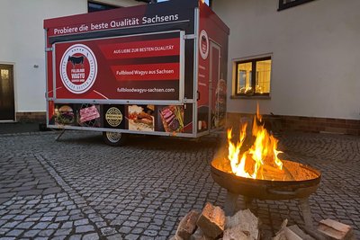 Mit diesem Verkaufswagen wird Wagyu-Fleisch auch bei Festen angeboten.