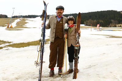 Thomas Hübler aus Thalheim und Sohn Arne hatten beim Nostalgie-Skirennen in Oberwiesenthal viel Freude.