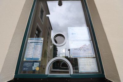Der alte Außenschalter für Ticketverkäufe am Tivoli Freiberg hat ausgedient.