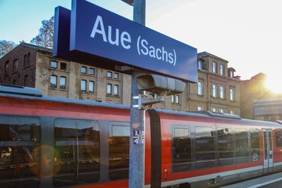 Künftig soll die Bahnverbindung nach Aue elektrisch betrieben werden.