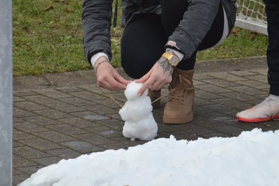 Ein großer Teil des Schnees auf dem Kurt-Löser-Sportplatz, der am Tag zuvor für Absagen im Jugendbereich sorgte, war am Sonntag schon wieder weg. Für diesen kleinen Schneemann hat es aber noch gereicht.