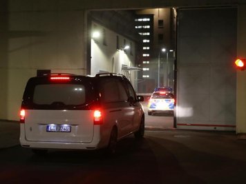Ein Leichenwagen fährt am frühen Donnerstagmorgen in die Justizvollzugsanstalt Leipzig.