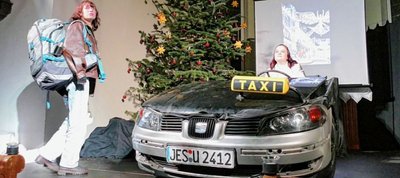 Die aus verschiedenen Teilen zusammengesetzte Front eines Autos verleiht dem Stück "Dienstfahrt" einen besonderen Reiz. Bei der Premiere schien in der Witzschdorfer Kirche tatsächlich ein Taxi zu stehen. 