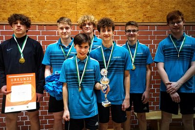 Roman Schreiter, Joshua Baumann, Leo Wohlgemuth, Ruben Seidel, Richard Nestler, Tom Seifert und Niklas Ostwald (von links) bilden die erfolgreiche Tischtennis-Mannschaft des Marienberger Gymnasiums.