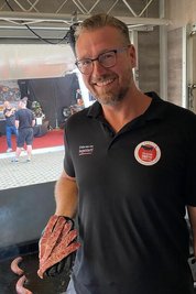 Matthias Müller zeigt hier die Steak-Stripes vom Wagyu.