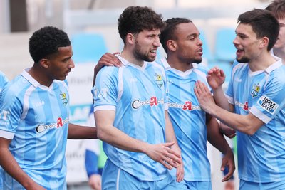 Konnte bei seinem Startelfdebüt gleich einen 4:1-Sieg über Jena feiern: der 19-jährige Aaron Mensah (l.).