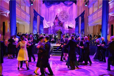 Sobald die Bigband der Mittelsächsischen Philharmonie Walzer spielte, war die Tanzfläche in der "Niki" voll. Foto: 