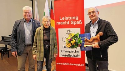 Der Vorsitzende Wolfgang Beuschel (links) und Gabriele Lehmann von der DOG-Stadtgruppe Zwickau überreichten Wolfgang Hertrampf (rechts) den Preis für vorbildliche Sportförderung. 