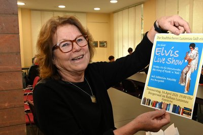 Hannelore Gruner-Sturm holt die Elvis-Show ins Rathaus Lunzenau.