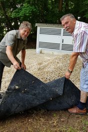 Klaus Windisch (links) und Peter Stingl vom Ortschaftsrat Schönberg an der Verschönerungsbaustelle am Abzweig von der B 92: Splitt und Vlies fehlen. 