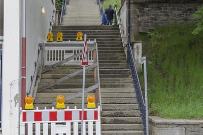 Über die halbseitig gesperrte Theatertreppe in Annaberg-Buchholz ärgern sich die Beschäftigten des Eduard-von-Winterstein-Theaters seit Jahren schon ebenso wie Passanten. Ab Montag soll die Anlage nun endlich repariert werden. 