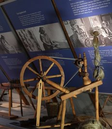 Historisches Spinnrad für Flachs, moderne Gestaltung: So sollen auch andere Exponate im Dorfmuseum Gahlenz präsentiert werden. 