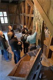 Besucher am IV. Lichtloch des Rothschönberger Stollens in Reinsberg. Dort sollen künftig die Radrouten beginnen. 