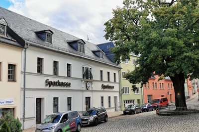 Die ehemalige Sparkasse am Unteren Markt in Schwarzenberg soll künftig Stadtinformation und Bibliothek unter einem Dach vereinen. 