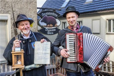Bewährtes Duo: Nachtwächter Rainer Eckel (l.) und Musiker Jörg Heinicke.
