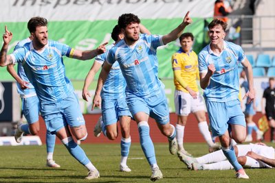 Georg Hempel (r.) dreht mit Dejan Bozic und Tom Baumgart (von links) zum Torjubel über das zwischenzeitliche 2:1 ab.
