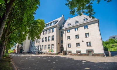 Das ehemalige Gymnasium in Thalheim: Derzeit befindet sich in einem kleinen Teil des Gebäudes die Montessorischule. 